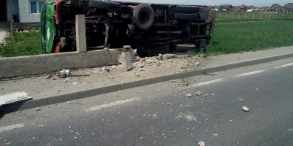 Camionul s-a răsturnat şi a rupt o conductă de gaz