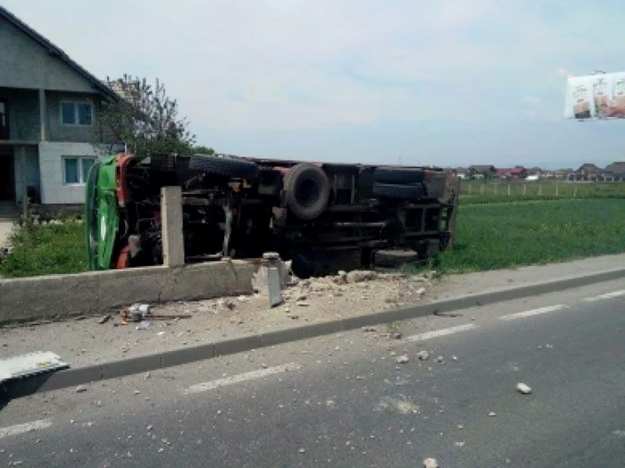 Camionul s-a răsturnat şi a rupt o conductă de gaz. FOTOISU Braşov.