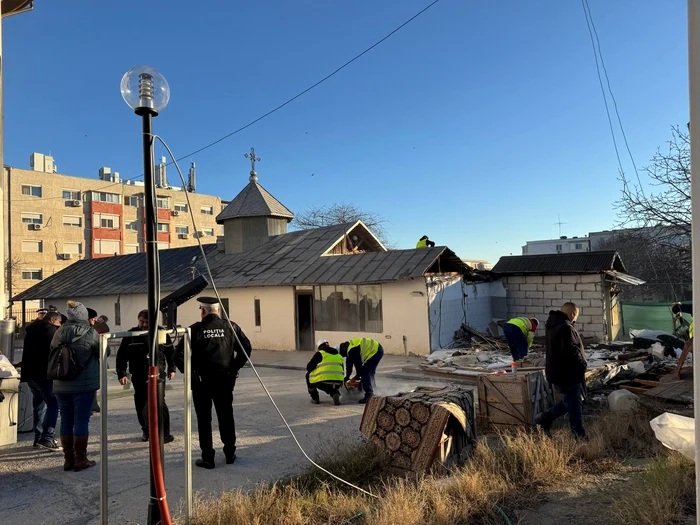 Poliţiştii i-au împrăştiat pe enoriaşii protestari şi s-a început demolarea. Foto A.I.