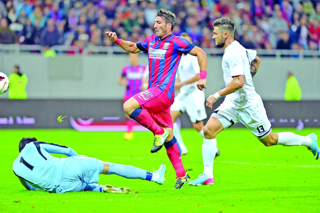 Piovaccari (centru) a deschis scorul cu ACS Poli sub privirile lui Scutaru. FOTO: Răzvan Păsărică