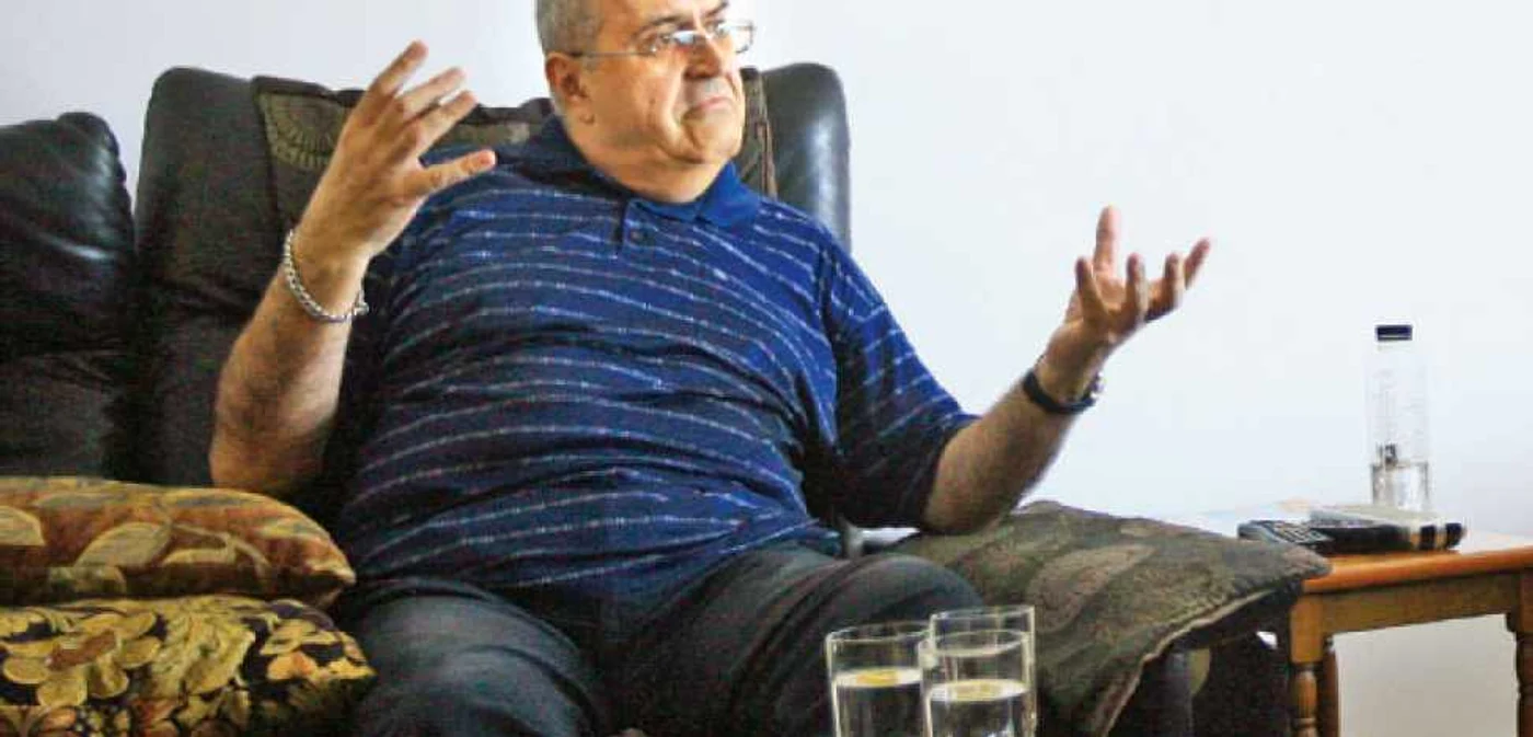 Întâlnirea pentru interviu  a avut loc în locuinţa  artistului 