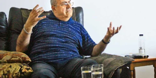 Întâlnirea pentru interviu a avut loc în locuinţa artistului