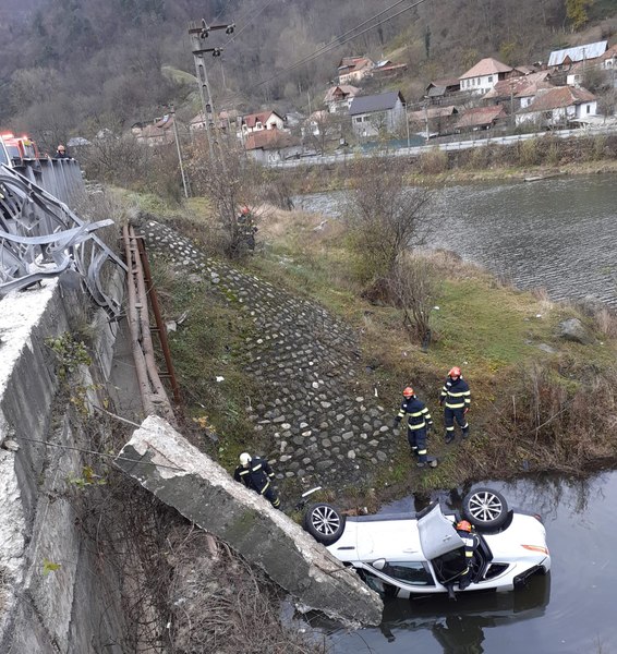 Accident straniu pe Valea Oltului. O familie a căzut cu mașina de pe șosea într-un lac format de râul Olt VIDEO