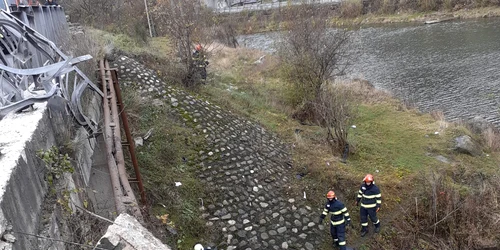 Mașină căzută de pe DN7 în Balta Proieni pe Valea Oltului în Vâlcea Foto ISU Vâlcea