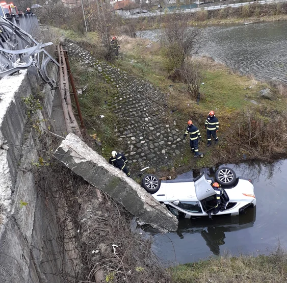 Mașină căzută de pe DN7 în Balta Proieni pe Valea Oltului în Vâlcea Sursă ISU Vâlcea
