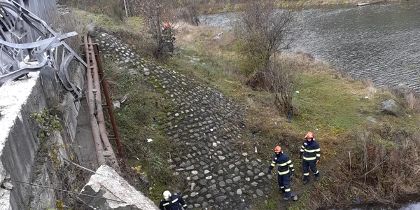 Mașină căzută de pe DN7 în Balta Proieni pe Valea Oltului în Vâlcea Foto ISU Vâlcea