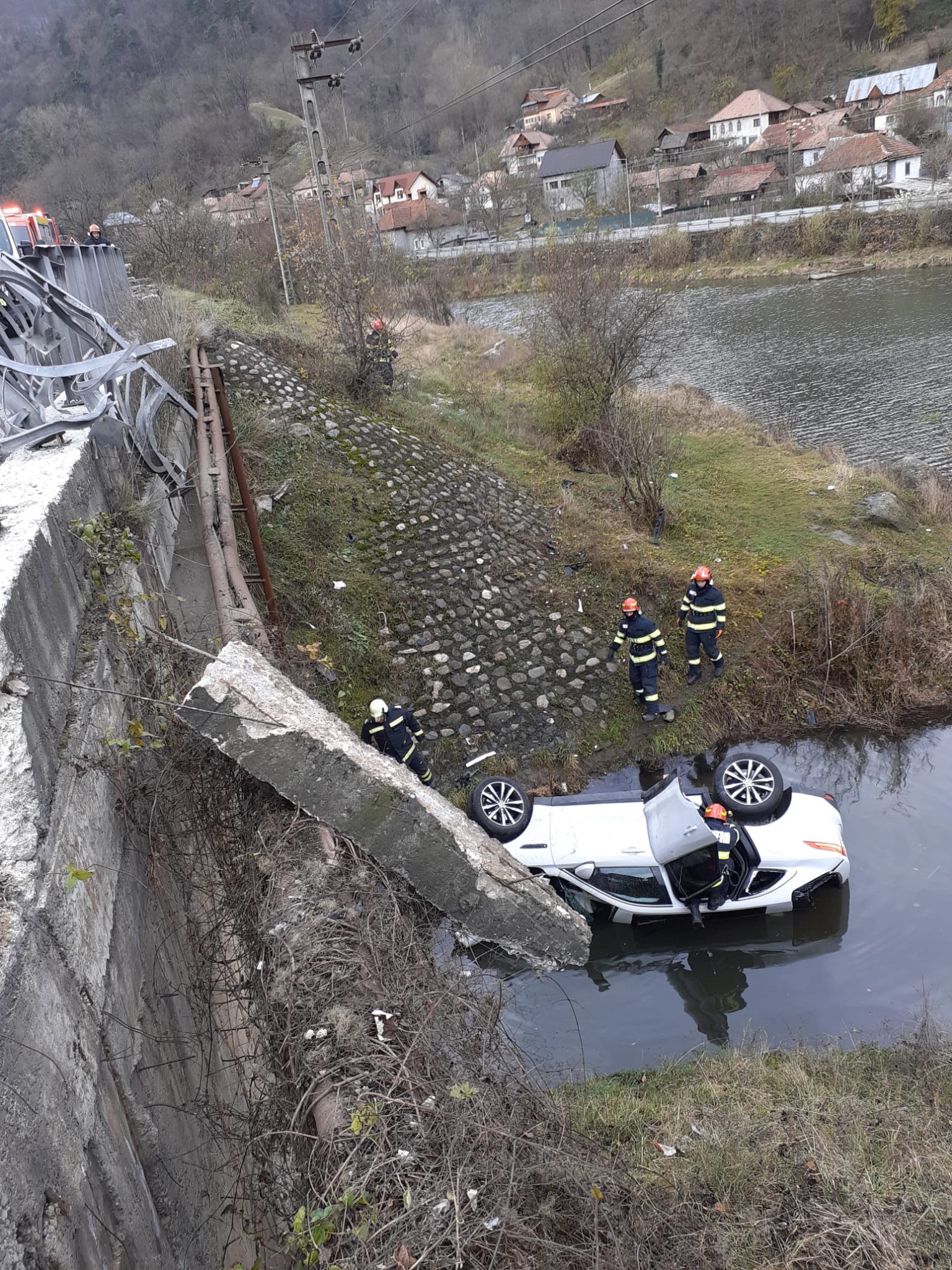 Un accident neobișnuit pe Valea Oltului. O familie a ajuns cu mașina într-un lac creat de râul Olt. Vezi VIDEO Un accident neobișnuit pe Valea Oltului. O familie a ajuns cu mașina într-un lac creat de râul Olt. Vezi VIDEO