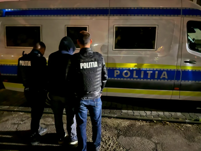 Individul se afla în localitate de domiciliu când a fost ridicat de polițiști. FOTO Poliția Română