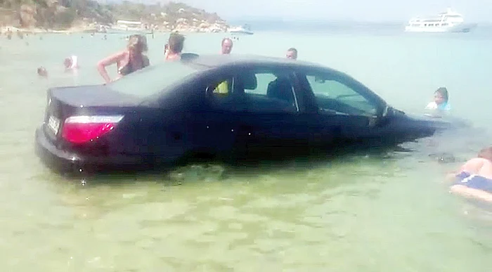 În timp ce unii turişti au încercat să dea o mână de ajutor, alţii n-au ratat ocazia de a-şi face câteva selfiuri