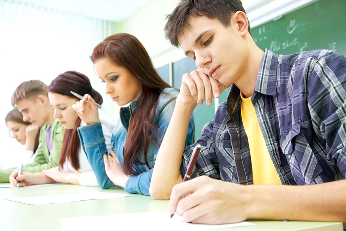elevi care dau examen scris