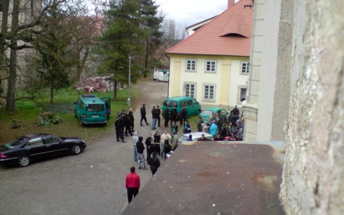 Poliţia a descins la castelul unde au fost cazaţi tinerii