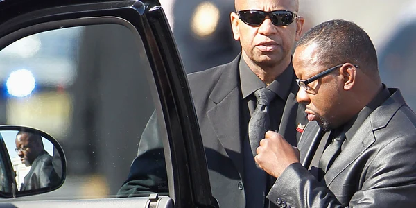 Bobby Brown, plecând de la înmormântarea lui Whitney Houston