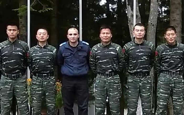 Plutonierul Valentin Stelescu alături de instructorii chinezi FOTO IJJ Mehedinţi