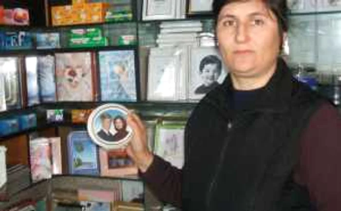 Comenzile vin pe bandă la magazinele de fotoceramică