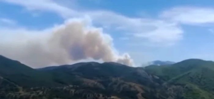 Centrul oraşului Benahavis a fose evacuat din cauza incendiului Foto: Captura video