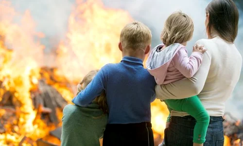 În septembrie 2009 acoperişul clădirii din Banu Manta a fost mistuit de un incendiu jpeg