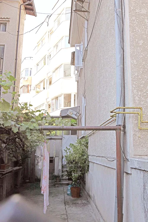 Aparatul de aer condiţionat a cedat sub greutatea bărbatului, iar Naidin s-a prăbușit în gol