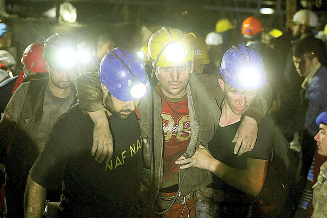 Minerii scăpaţi din iadul de foc sunt întâmpinaţi cu emoţie (Fotografii: Reuters)