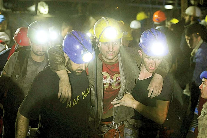 Minerii scăpaţi din iadul de foc sunt întâmpinaţi cu emoţie (Fotografii: Reuters)