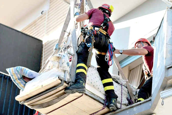 Misiunea s-a  desfăşurat la  peste 14 metri  înălţime