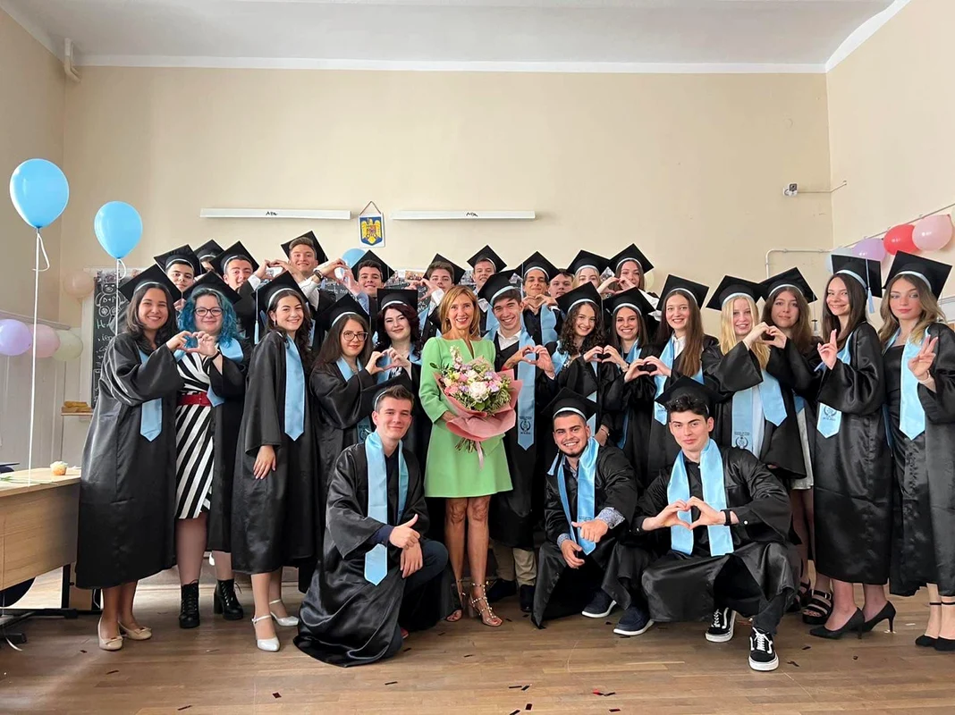 Carmen Iohannis diriginta clasa a XIIa grupa de elevi final de an Sibiu  (2) jpg