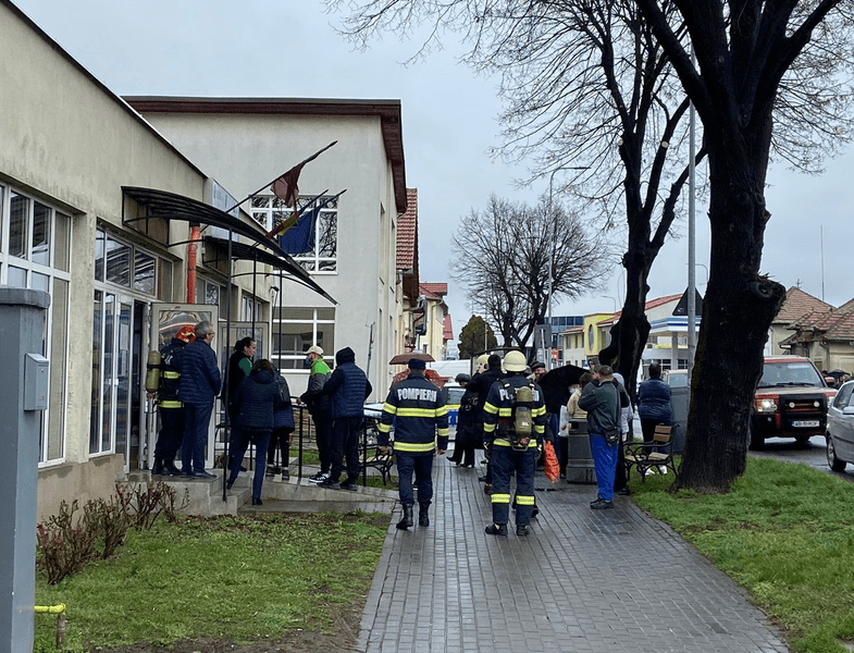 UPDATE Miros înecăcios în sediul Casei de Pensii Alba. Toți angajații au ieșit în stradă. O femeie, transportată la spital 