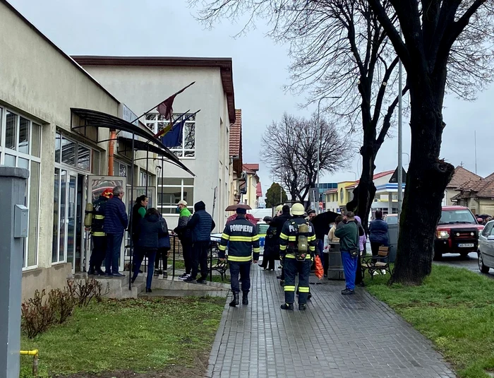 Pompierii au intervenit la sediul Casei de Pensii FOTO ISU Alba