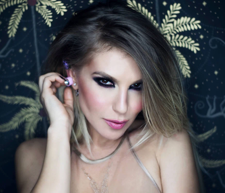 
    Gwen Stefani (46 de ani) a purtat aceeași rochie pe care a purtat-o și Corina Bud (36 de ani) în trecutfoto: captură video/Arhiva Personală  