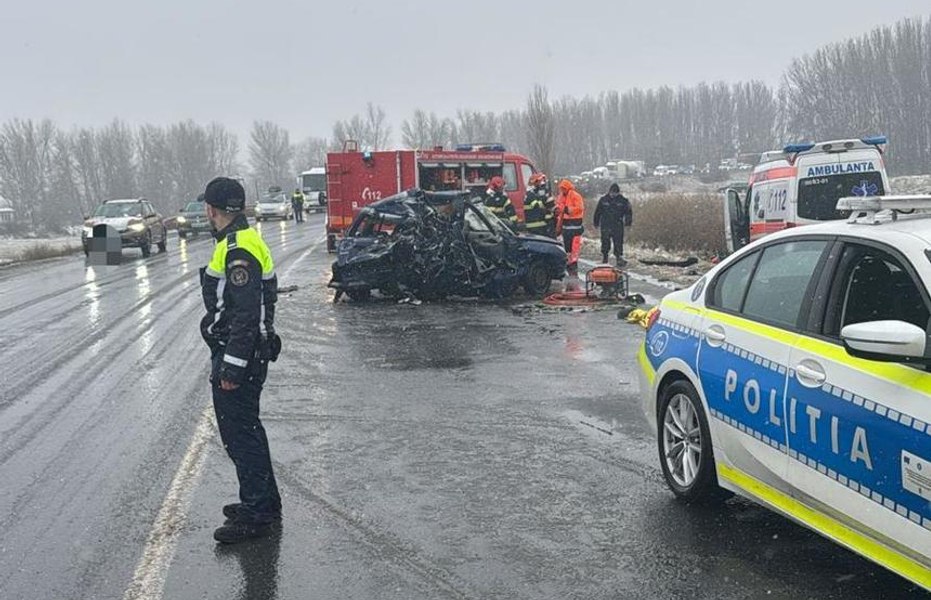 Vrancea: Accident grav între un autoturism și o ambulanță privată. Un bărbat a murit