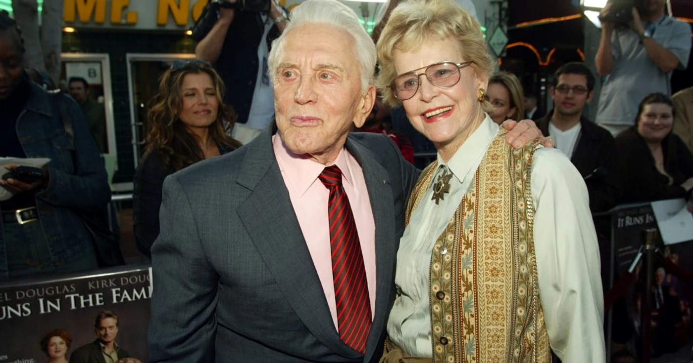 Diana şi Kirk Douglas, în 2003, la premiera filmului „În familie“ FOTO Getty Images