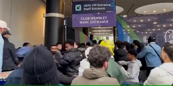 fani wembley foto mailonline1 jpg