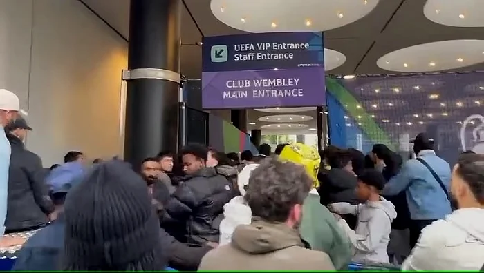 Fanii au forțat intrările stadionului Wembley. Foto Mail Online
