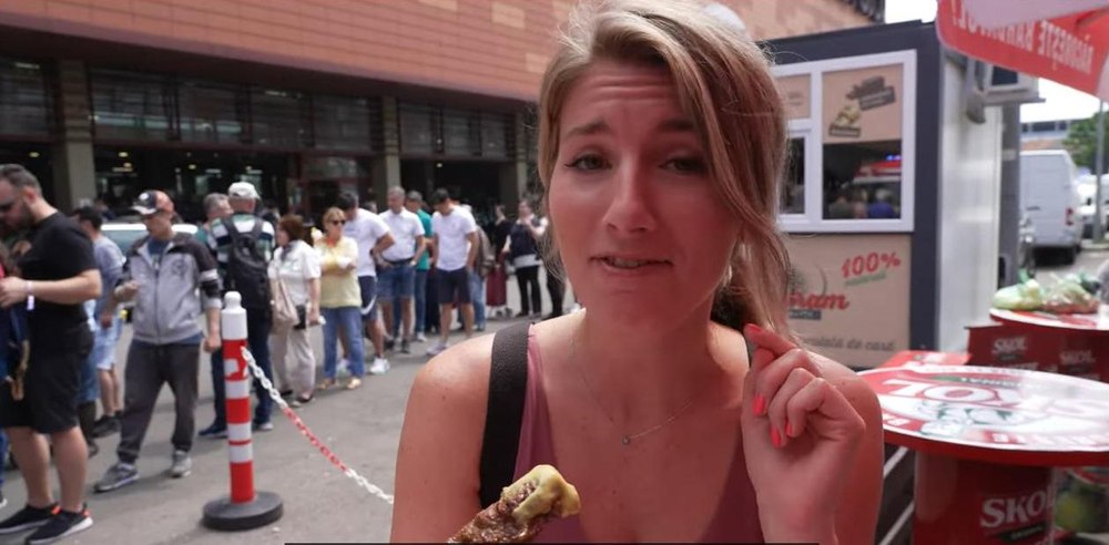 Americani la coada pentru mititeii din Obor: „Mici cu bere rece, ce poate fi mai bine?“ VIDEO