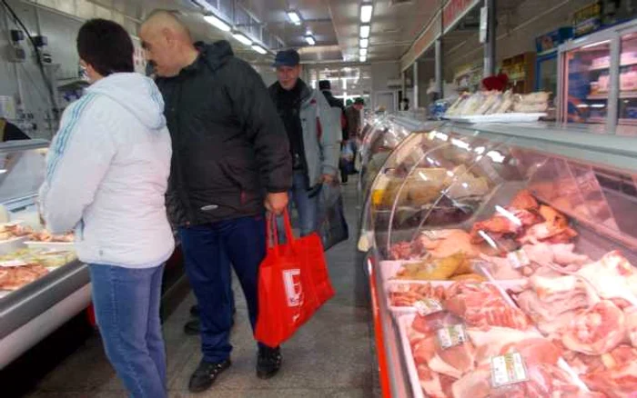 Cumpărătorii se apropie de vitrinele cu carne doar cu privirea. (Foto: Alina Mitran)