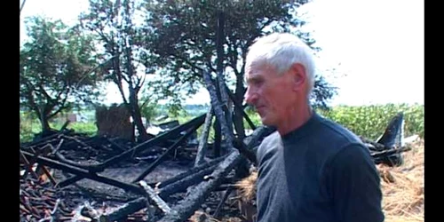 Dumitru Vacarciuc lângă locuinţa distrusă de flăcări