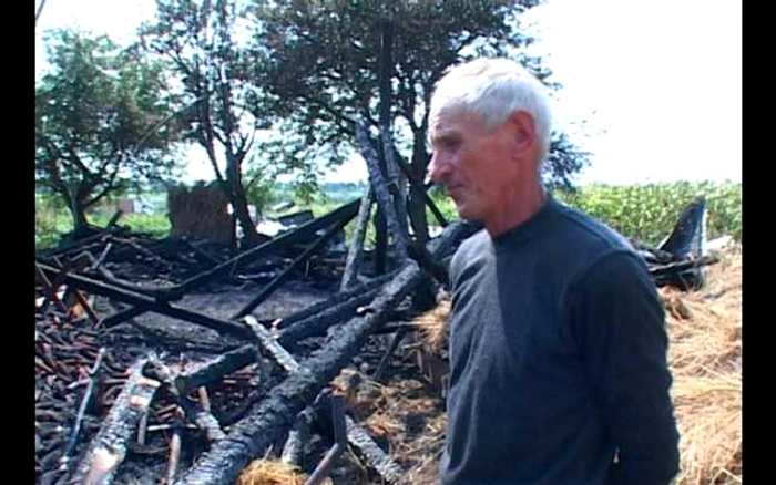 Dumitru Vacarciuc lângă locuinţa distrusă de flăcări