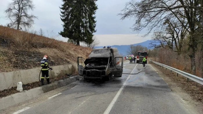 Autosanitara a suferit distrugeri majore FOTO ISU Neamţ