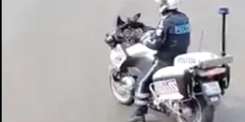 politist danseaza pe motocicleta foto captura video facebook