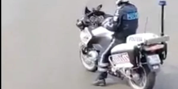 politist danseaza pe motocicleta foto captura video facebook