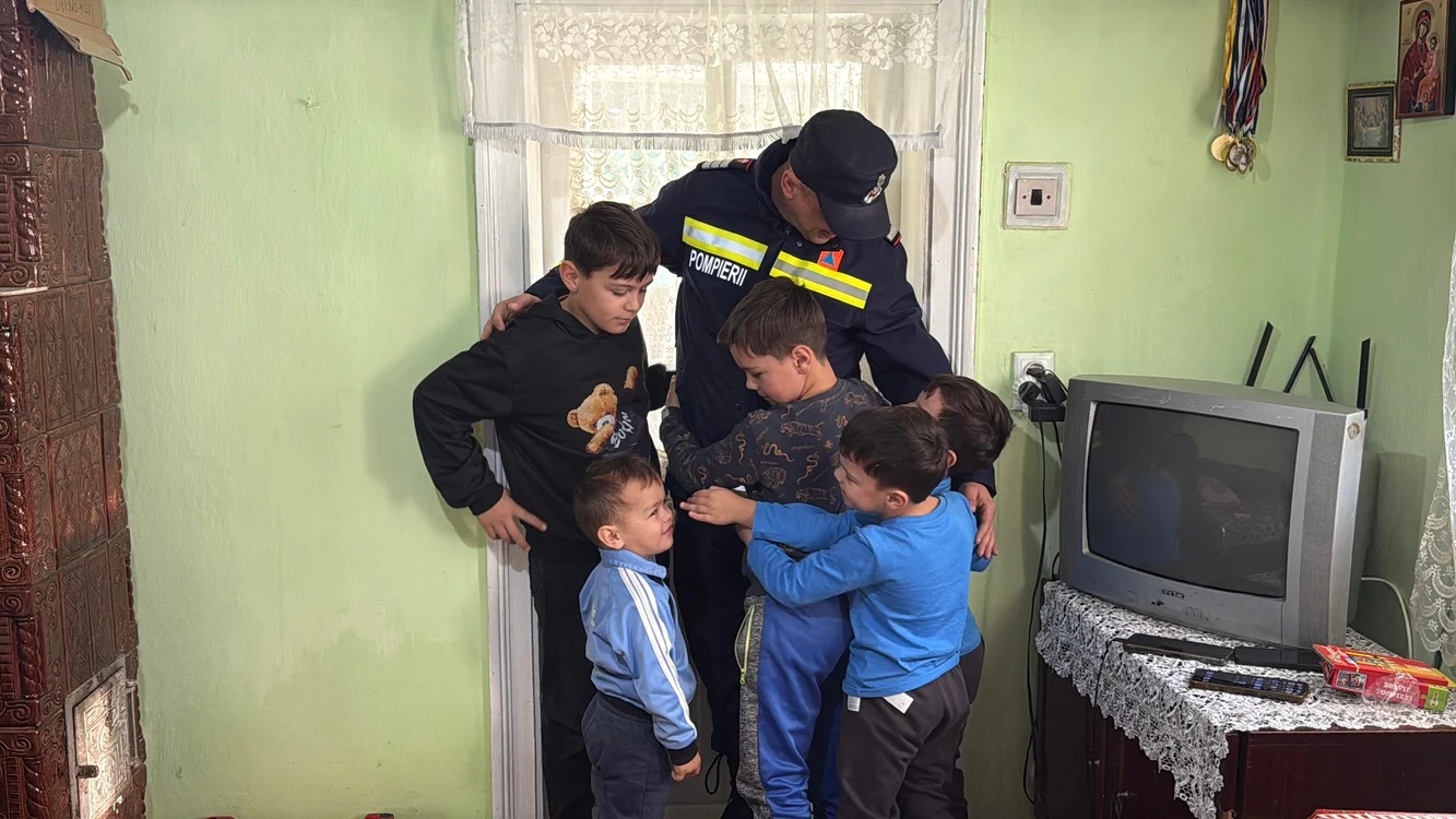 Pompierul le-a oferit un loc în care să stea. FOTO: FB/Departamentul pentru Situaţii de Urgenţă