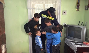 pompier din botosani a oferit un acoperit deasupra capului unei familii cu 7 copii foto dsu BT jpg