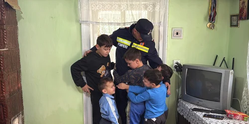 pompier din botosani a oferit un acoperit deasupra capului unei familii cu 7 copii foto dsu BT jpg