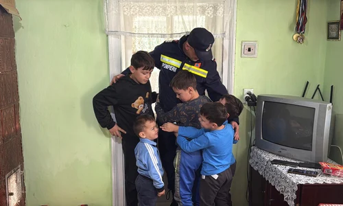 pompier din botosani a oferit un acoperit deasupra capului unei familii cu 7 copii foto dsu BT jpg