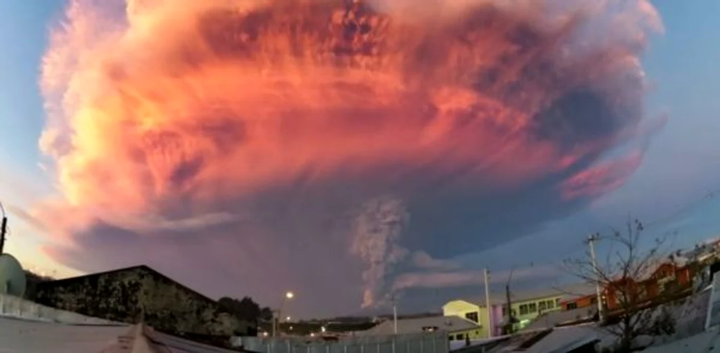 
    Erupţia vulcanului Calbuco din Chile a afectat peste 4.000 de oameniFoto: Captura Youtube  