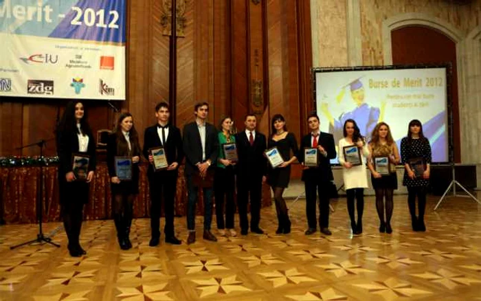 O parte din premianţi pe scena Palatului Republicii alături de premierul Vlad Filat. FOTO Guvern