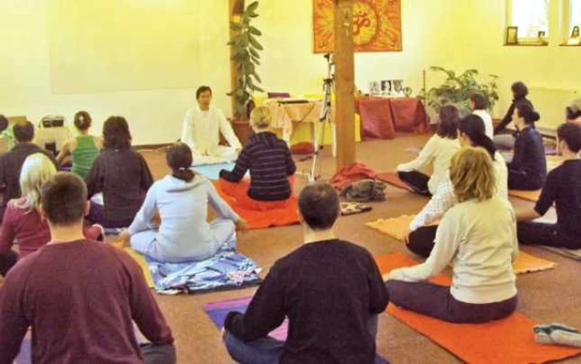 Sub îndrumarea profesorului Liviu Gheorghe, practicanţii de yoga îşi reglează respiraţia pe ritmul muzicii