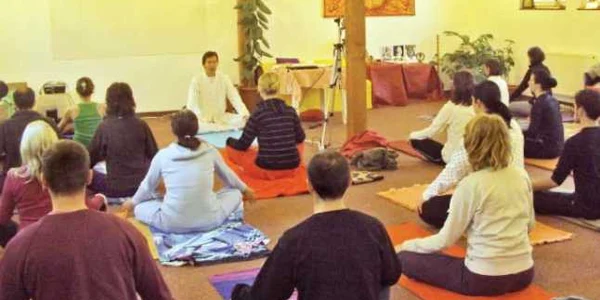 Sub îndrumarea profesorului Liviu Gheorghe, practicanţii de yoga îşi reglează respiraţia pe ritmul muzicii