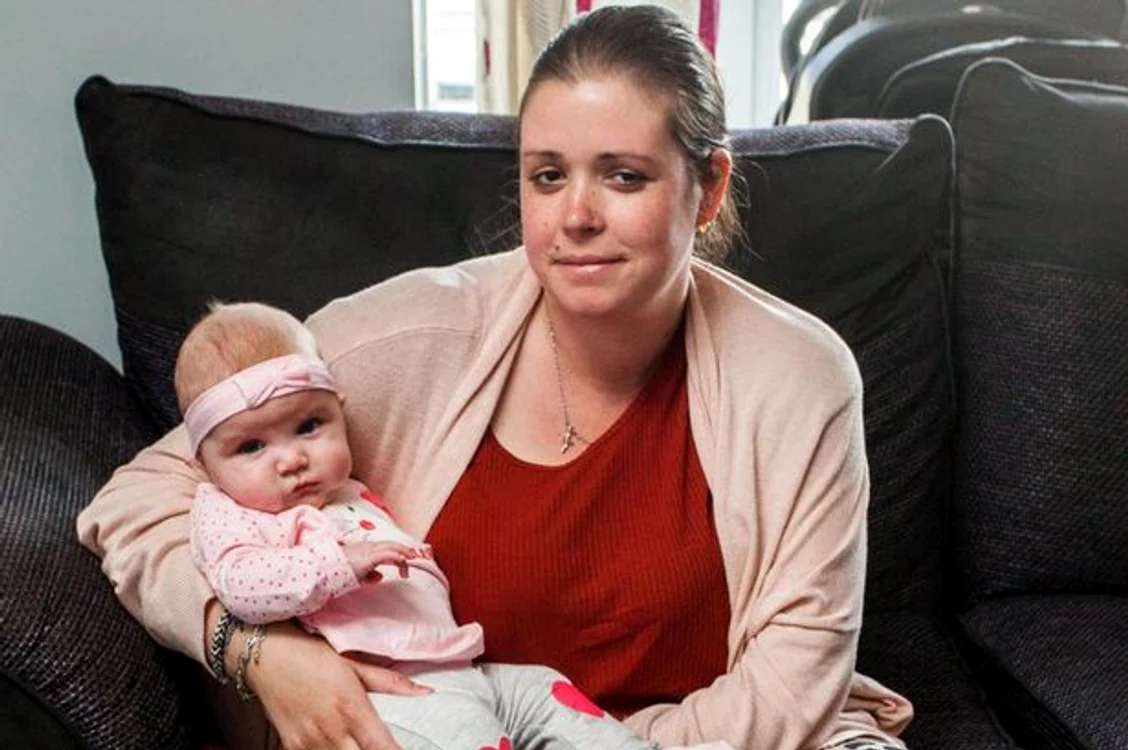 
    Ella a născut o fetiţă sănătoasă, dar a avut complicaţii după operaţieFoto: mirror.co.uk  