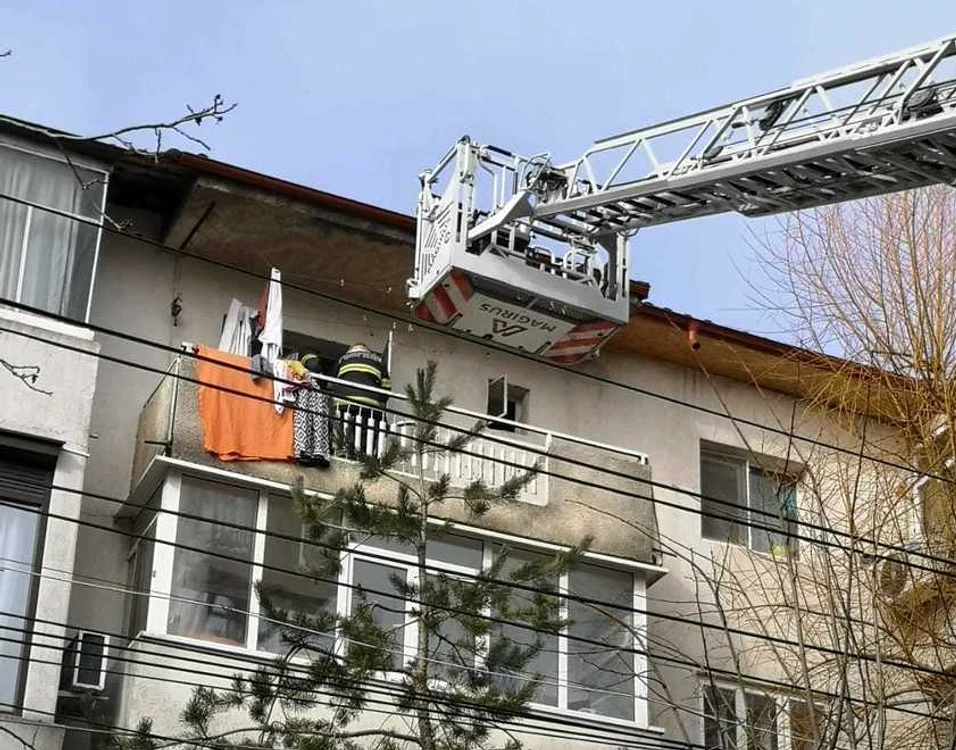 Pompierii au intrat pe geamul de la baie al apartamentul situat la etajul al treileafoto: ISU Vrancea