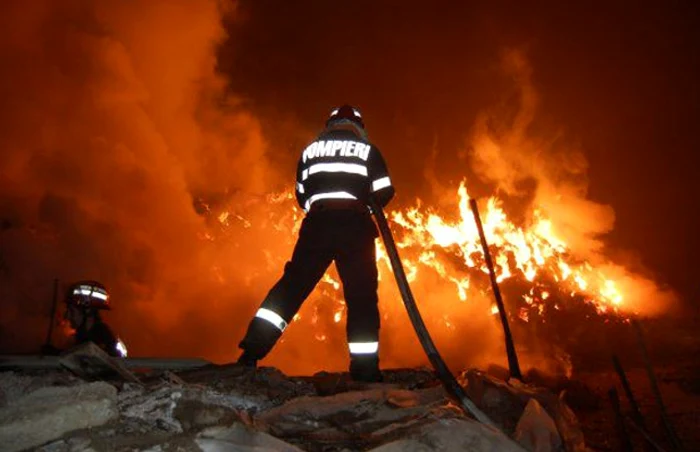 
    Flăcări au avut şi câţiva metri înalţime   